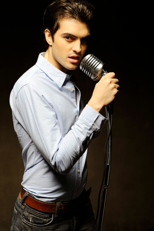 Jeune homme chantant dans un microphone