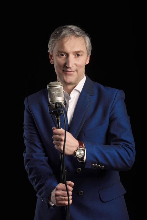Un elegant monsieur tenant un microphone